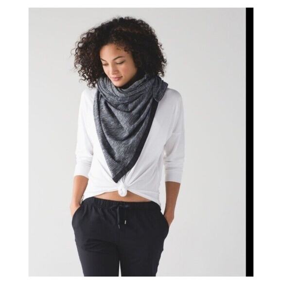 Lululemon Scarf Unisex OS Black Gray Vinyasa Strip Snap Rule Infinity - Picture 3 of 6
